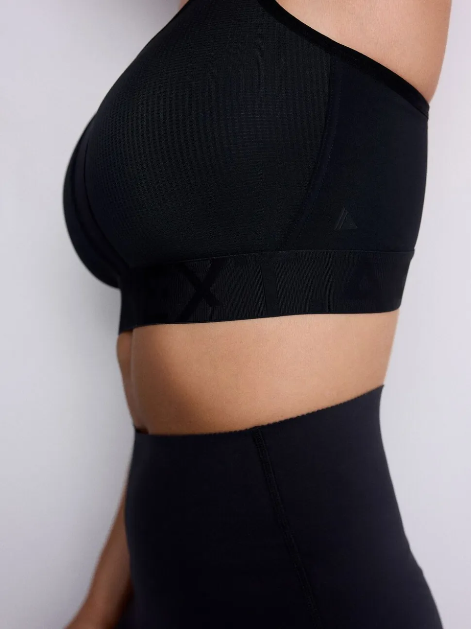 Black DD+ Ultimate Dry Tech Breathable Lightweight Pad High Impact Sports Bra
