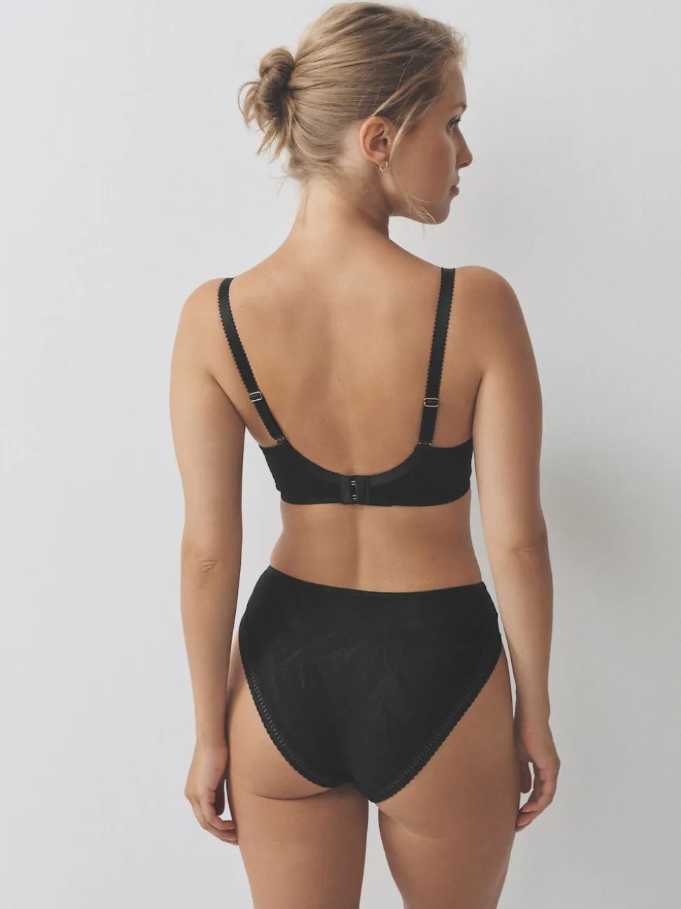 Black DD-H Side Support Wired Full Cup Bra
