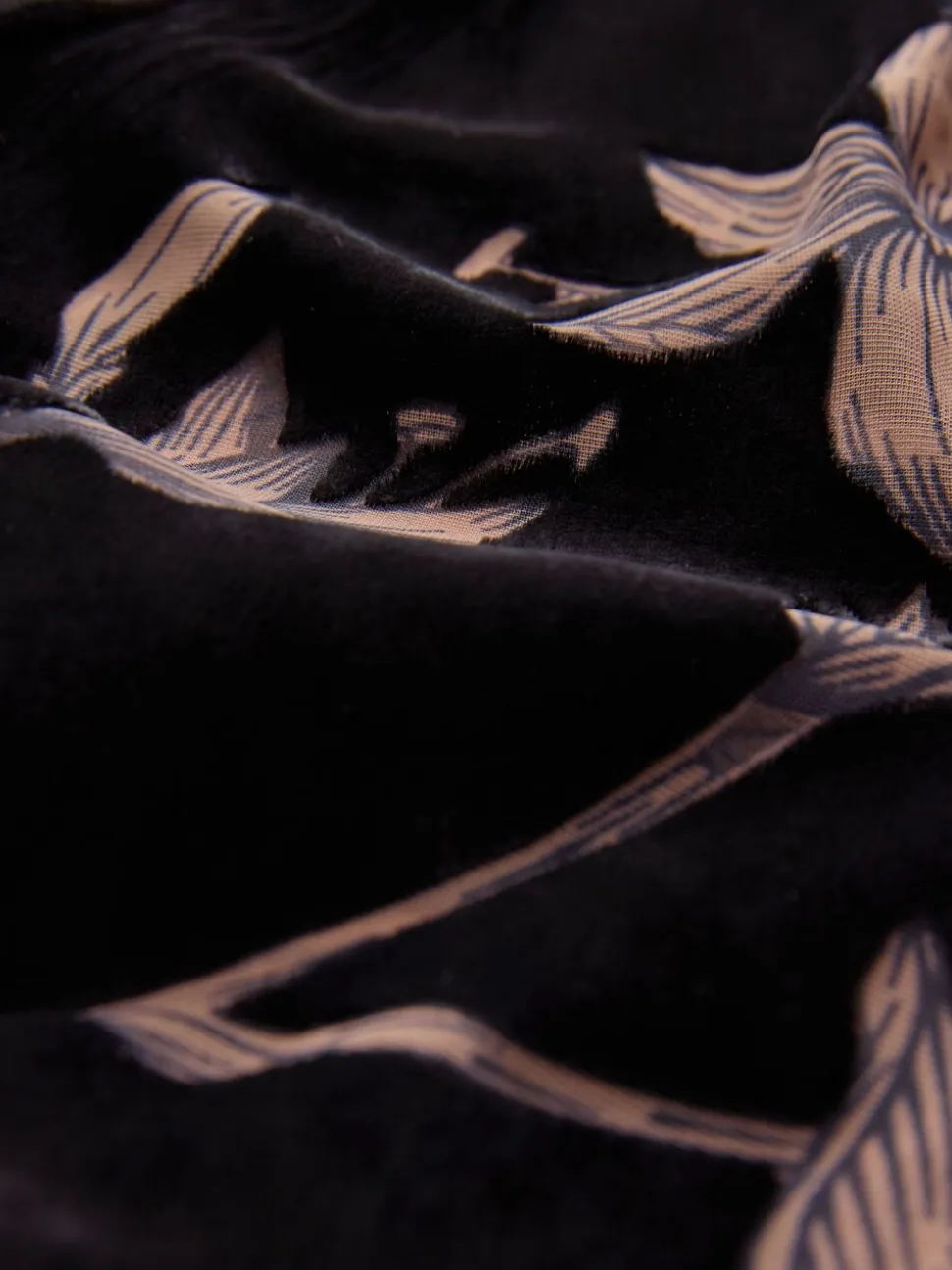 Black Floral Print N.Premium Velvet Robe