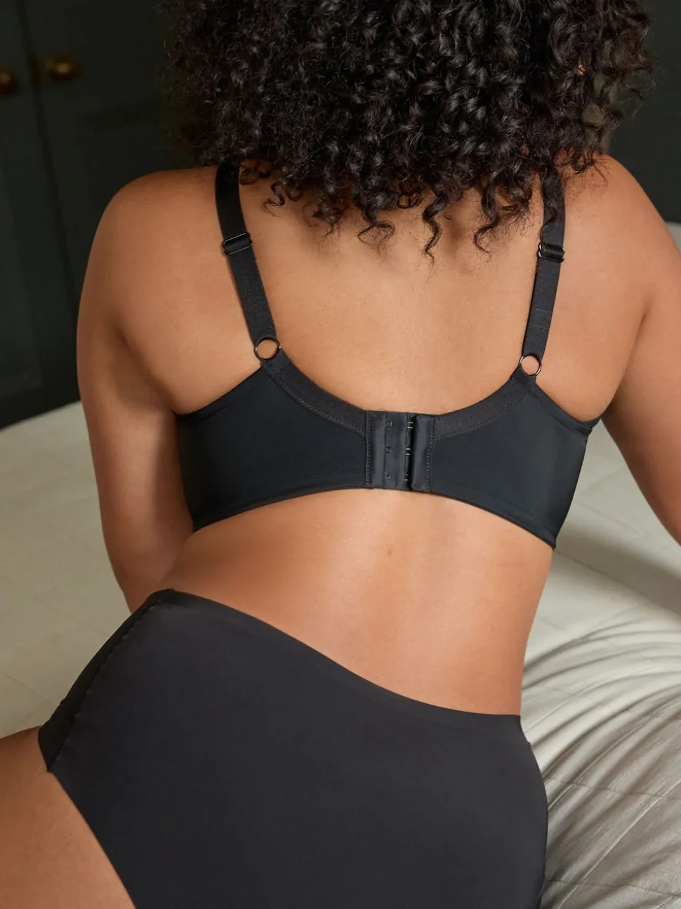 Black/White F-K Cup Under Arm Smoothing Non Pad Wired Minimising Ultimate Comfort Bras 2 Pack