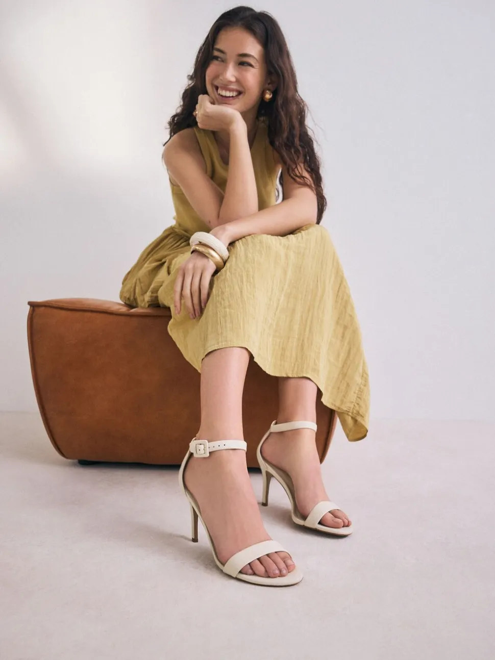 Bone Signature Premium Leather Round Toe Buckle Detail Mid Simple Sandals
