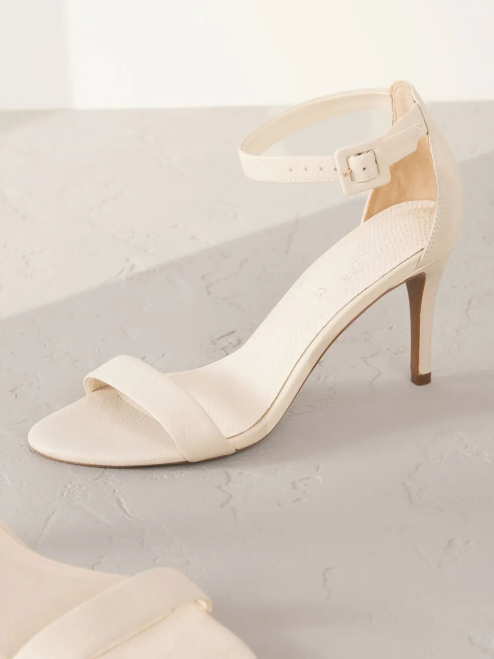 Bone Signature Premium Leather Round Toe Buckle Detail Mid Simple Sandals