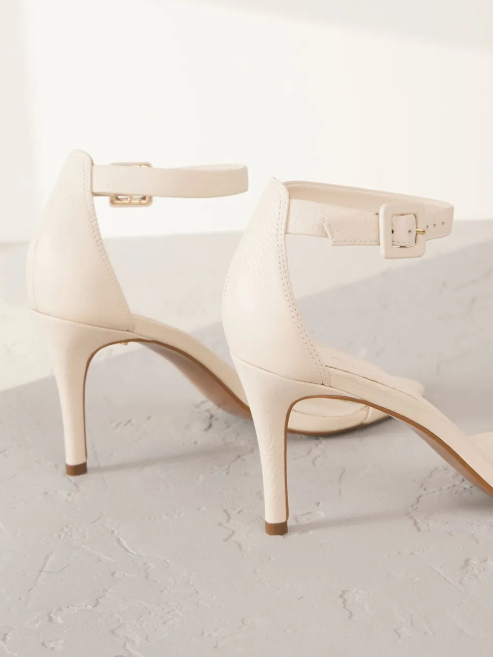 Bone Signature Premium Leather Round Toe Buckle Detail Mid Simple Sandals