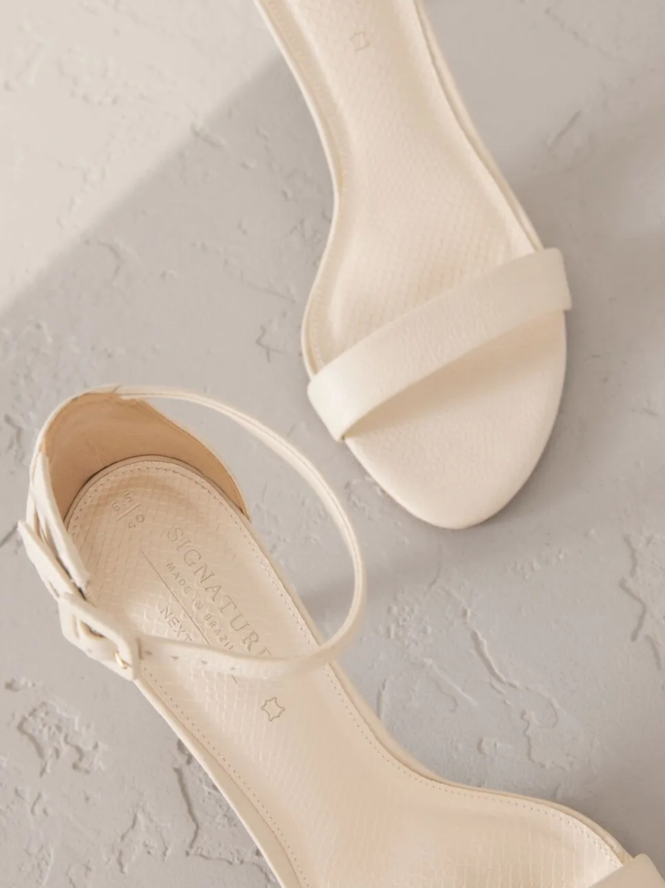 Bone Signature Premium Leather Round Toe Buckle Detail Mid Simple Sandals