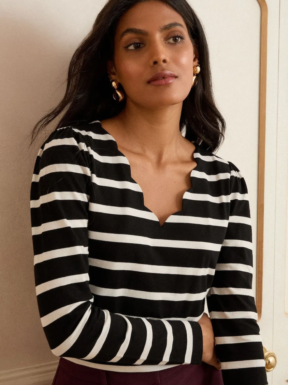 Love & Roses Black and Ivory Stripe Scallop V-Neck Long Sleeve Jersey Top
