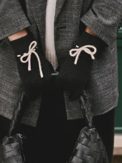 Monochrome 3D Bows Knitted Gloves 1 Pack