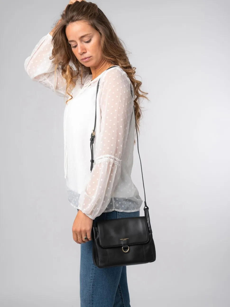Pure Luxuries London 'Cassie' Leather Crossbody Bag