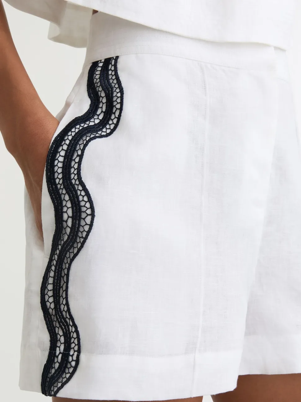 Reiss Ivory/Navy Felicity Linen Scallop-Trim Shorts