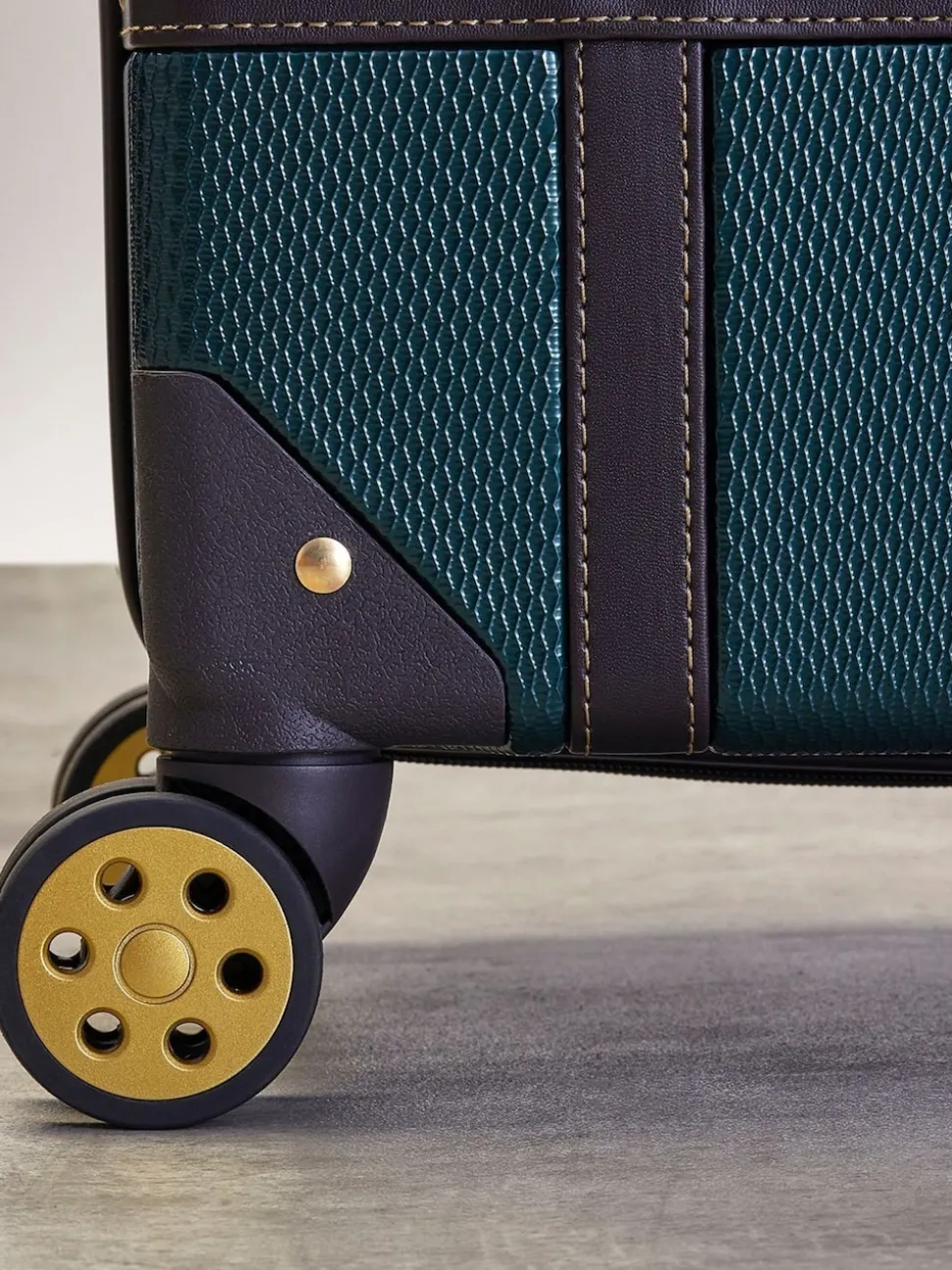 Rock Luggage Vintage Medium Suitcase